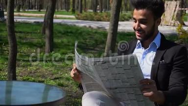 穆拉托在咖啡馆里看报纸，微笑着。